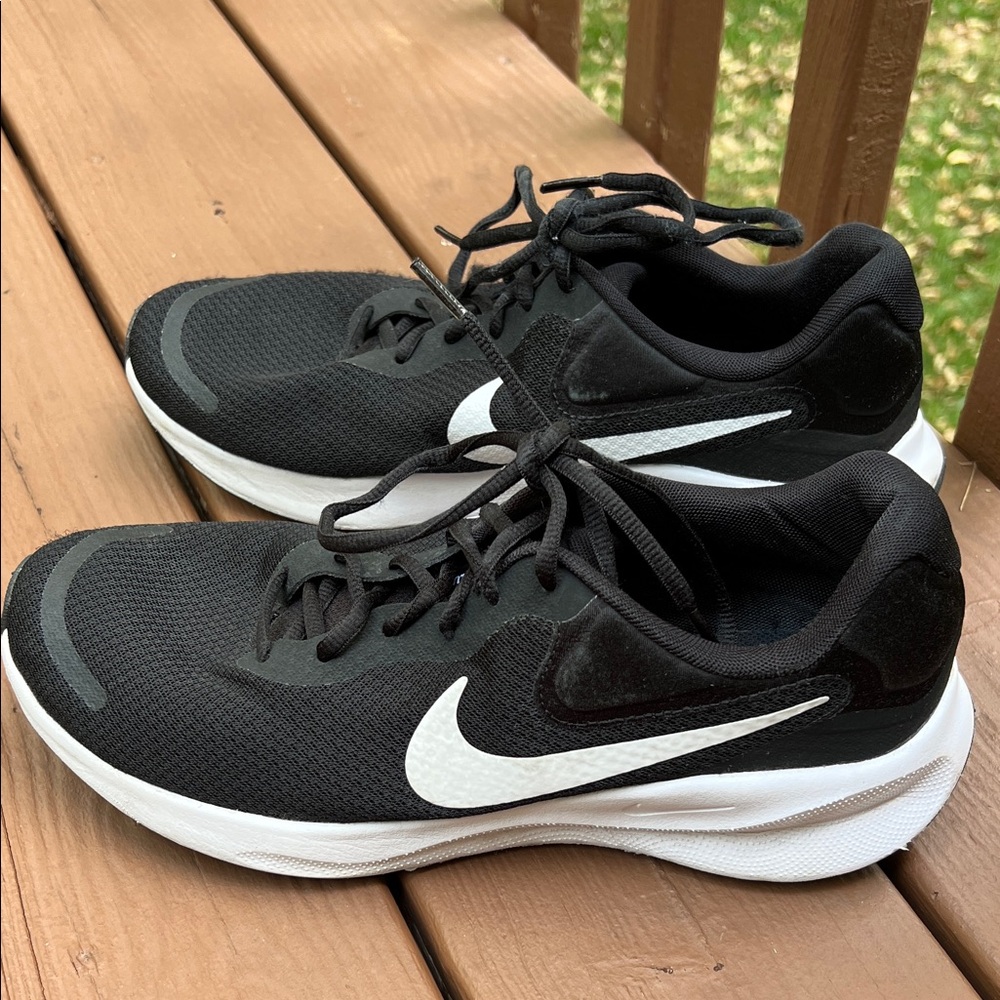 Nike Men's Revolution Black and White Athletic Shoes, Size 10